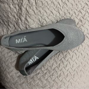 MIA KIDS gray flats with glitter